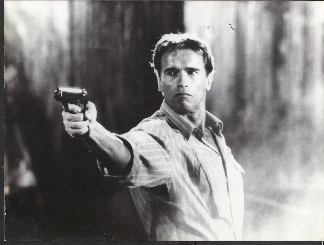 75岁施瓦辛格晒健身照，胡子已经全白，依然在拍动作片