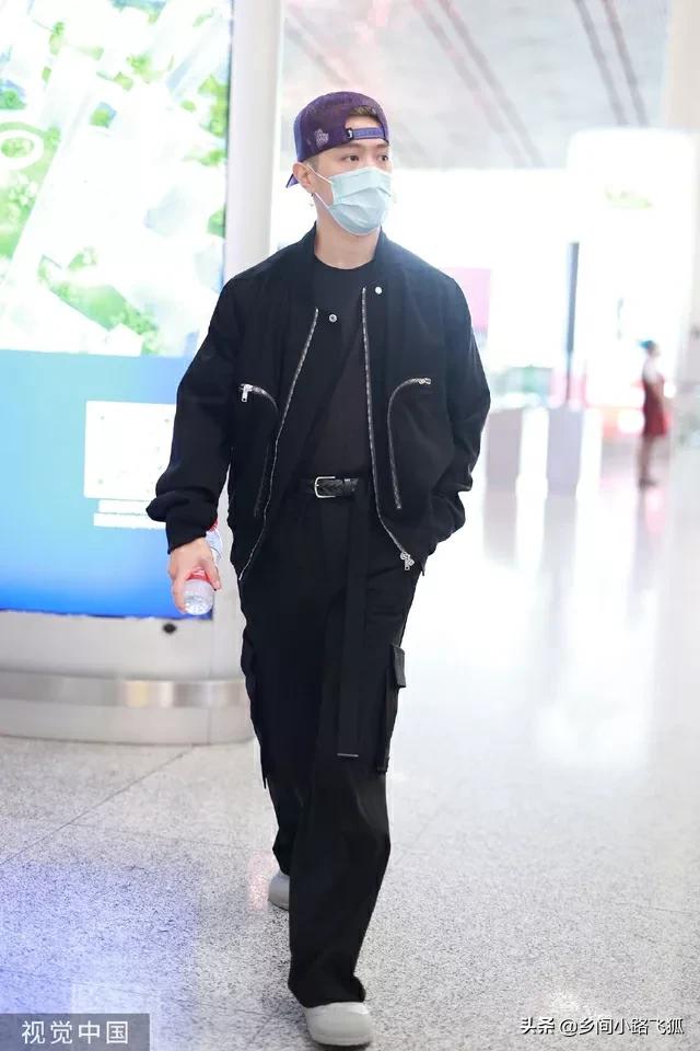 马伯骞穿棒球服现身机场 反戴帽子街头潮男范十足