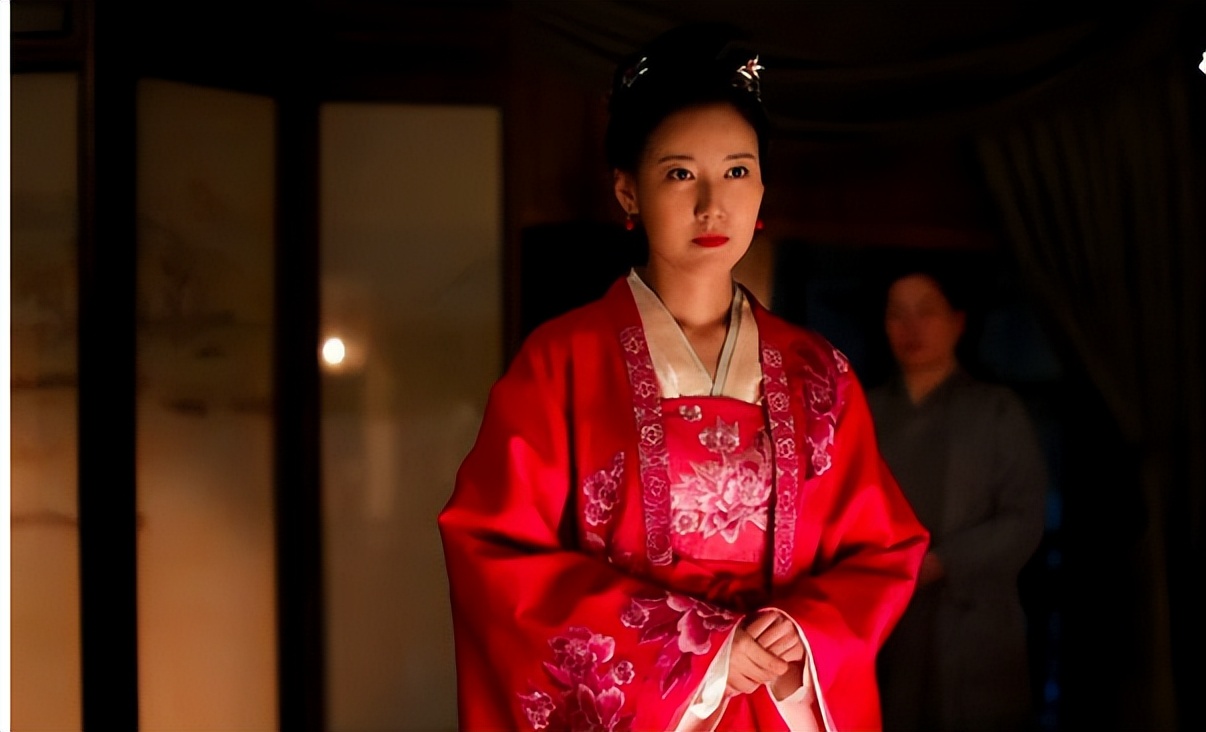 长得像高圆圆，别的中年女演员无戏可演，39岁的她演啥爆啥