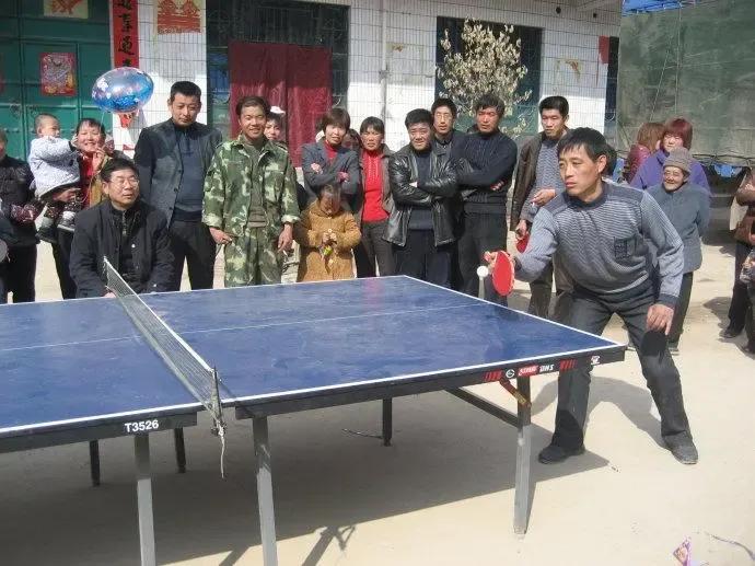中国只有10万孩子常踢球(泱泱大国十几亿人，为什么找不出11个会踢球的？)