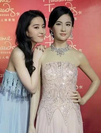 刘亦菲蜡像美到极致，一袭粉红抹胸长裙，甜美优雅，仙气十足
