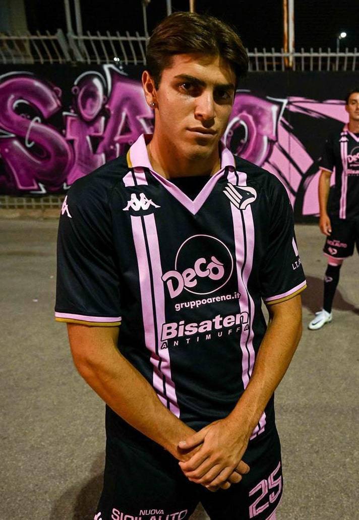 世界上最好的足球队服（本赛季哪支球队的三套球衣设计水平最高？这十大球队走在时尚前沿）