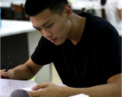 22岁刚上大学就感到很自卑，不是学生不努力，而是现实很无奈