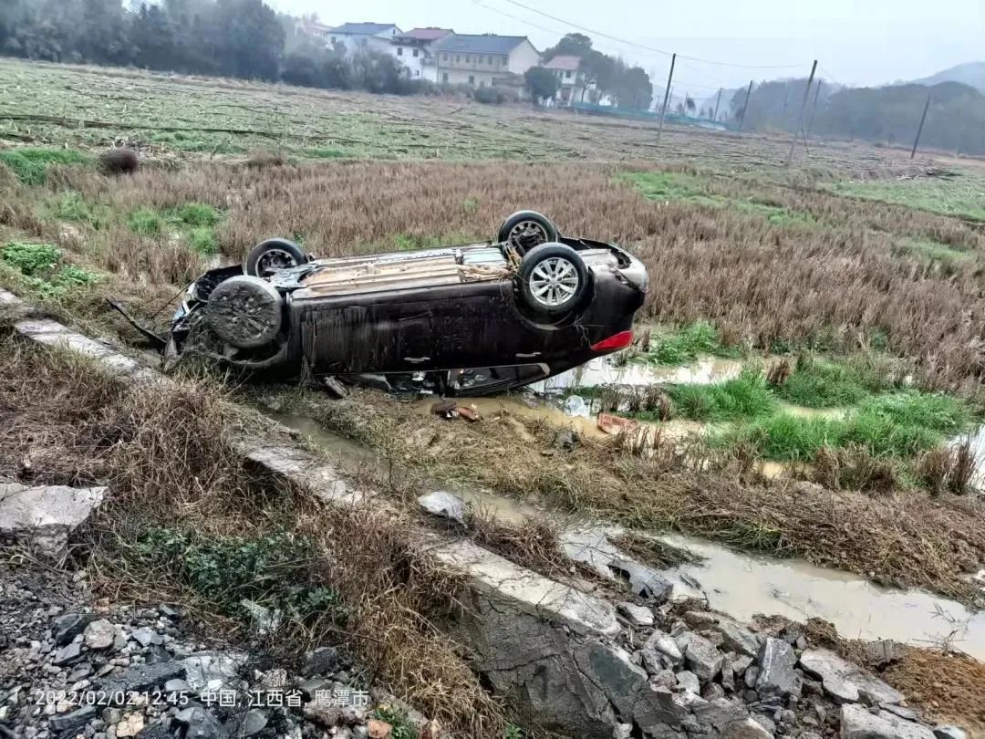 鹰潭贵溪一警车翻入田地，儿童安全引关注