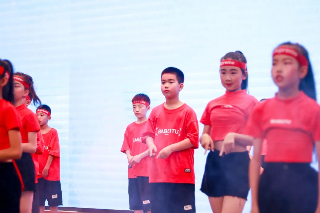 华阳实小举行“童星耀五月·艺术绽花开”群舞比赛（三四年级）