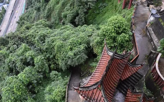 重庆沙滨路上的悬空道观后，藏着神秘岩葬群和荒废的豪宅