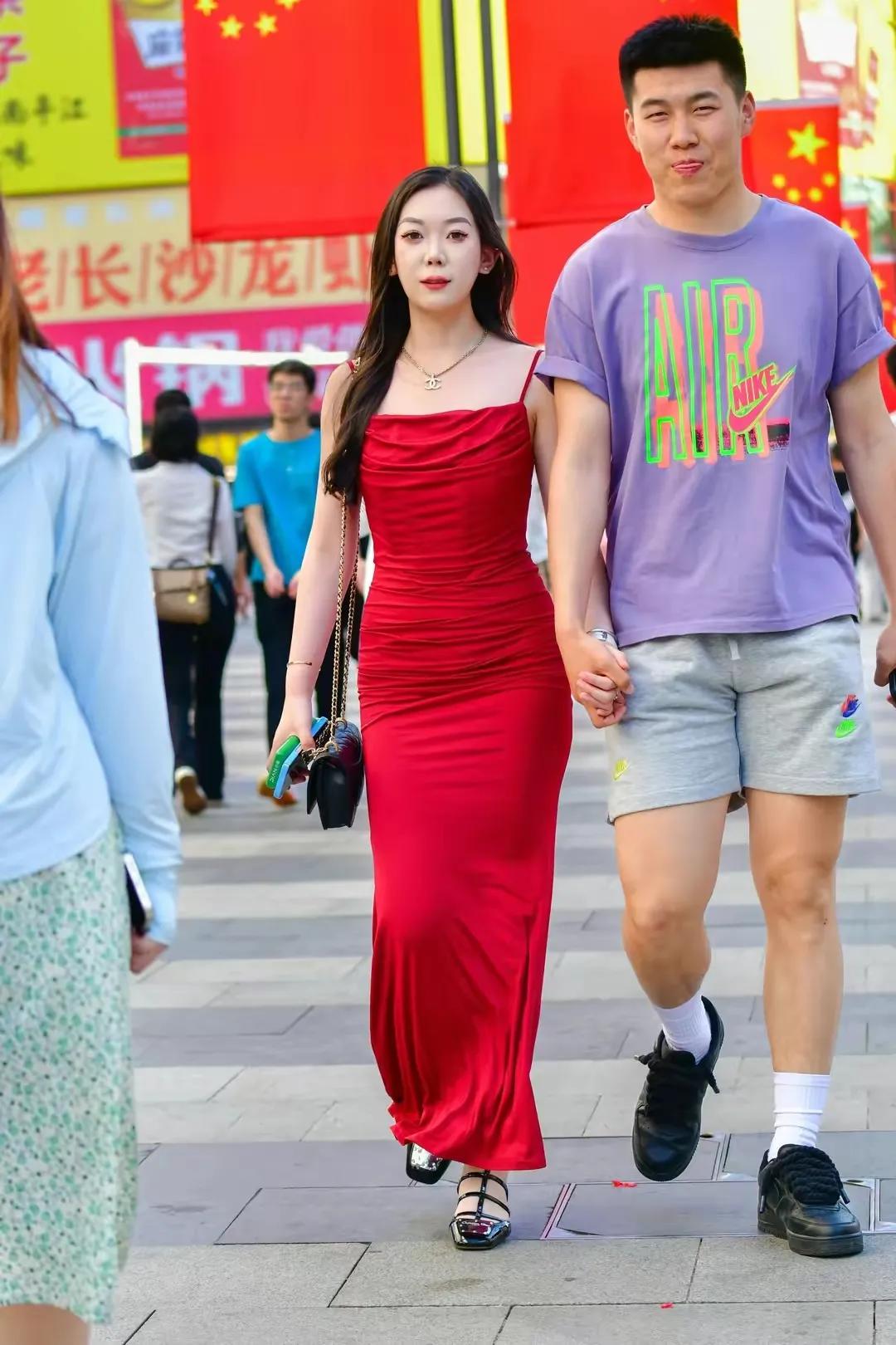 街拍穿搭 街拍美女一席红色长裙衬托出完美的身材！#街拍#