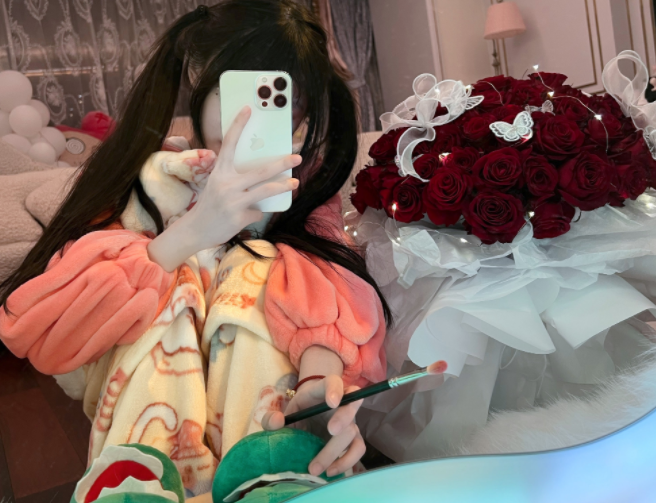 十个萝莉九个富！网红蔡萝莉被质疑靠擦边球走红-哪边嗨