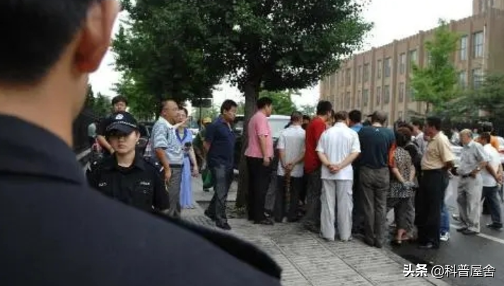 2011年大连32岁的交警被人当街打死，打人者有钱有势，结局如何？