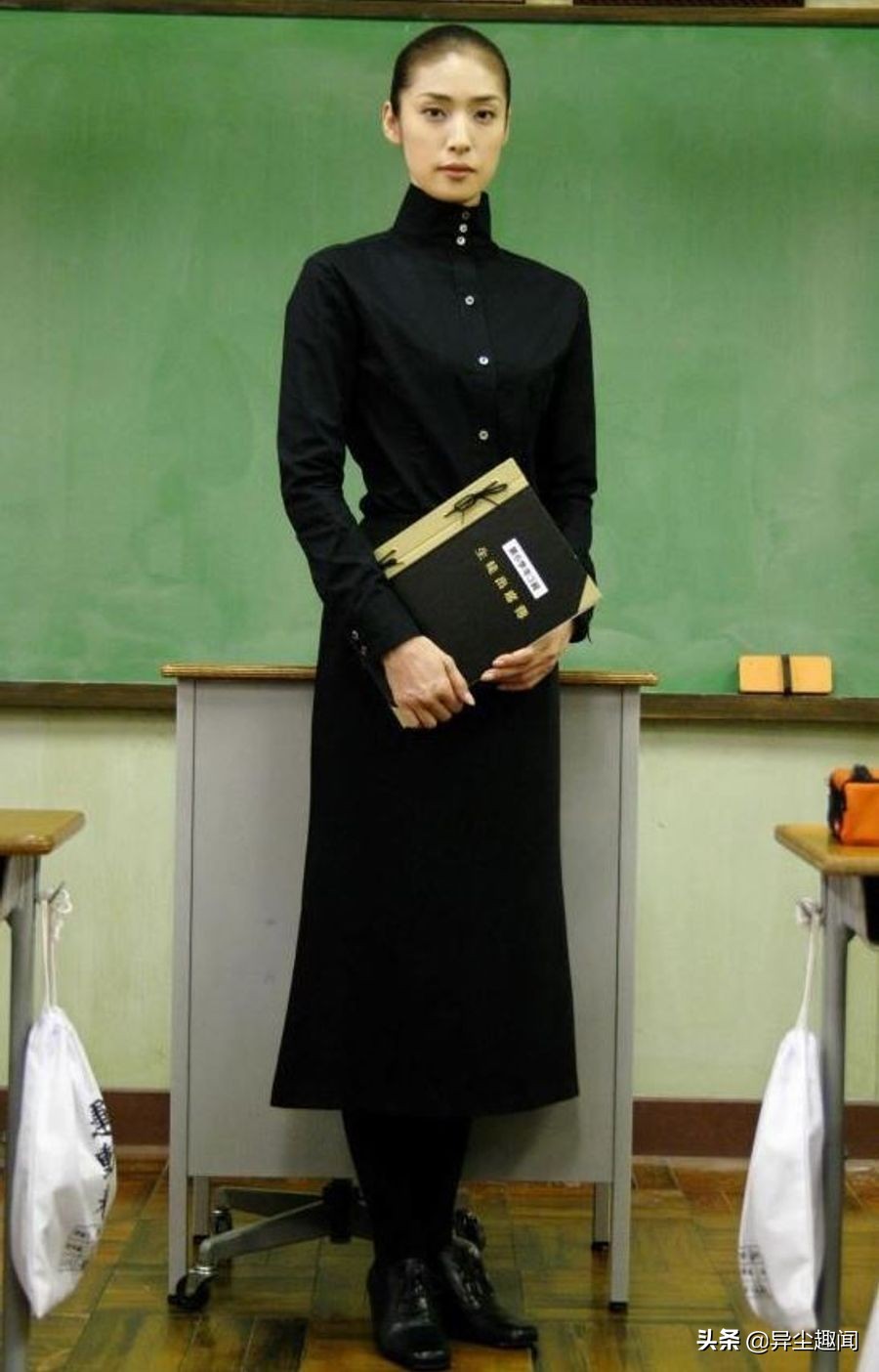 剧中严厉恶魔老师54岁近照,q弹少女肌肤