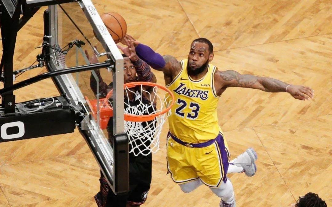 nba哪些球员能左右开攻(攻防一体多难？NBA现役只有3人真正做到，其余只是单一突出能力者)