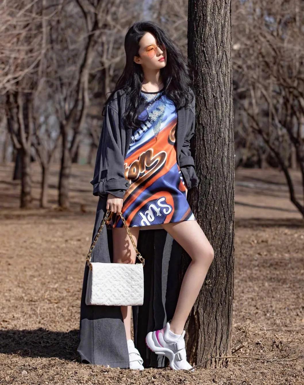 刘亦菲俏皮穿搭—别具一格，清雅脱俗，美到发光