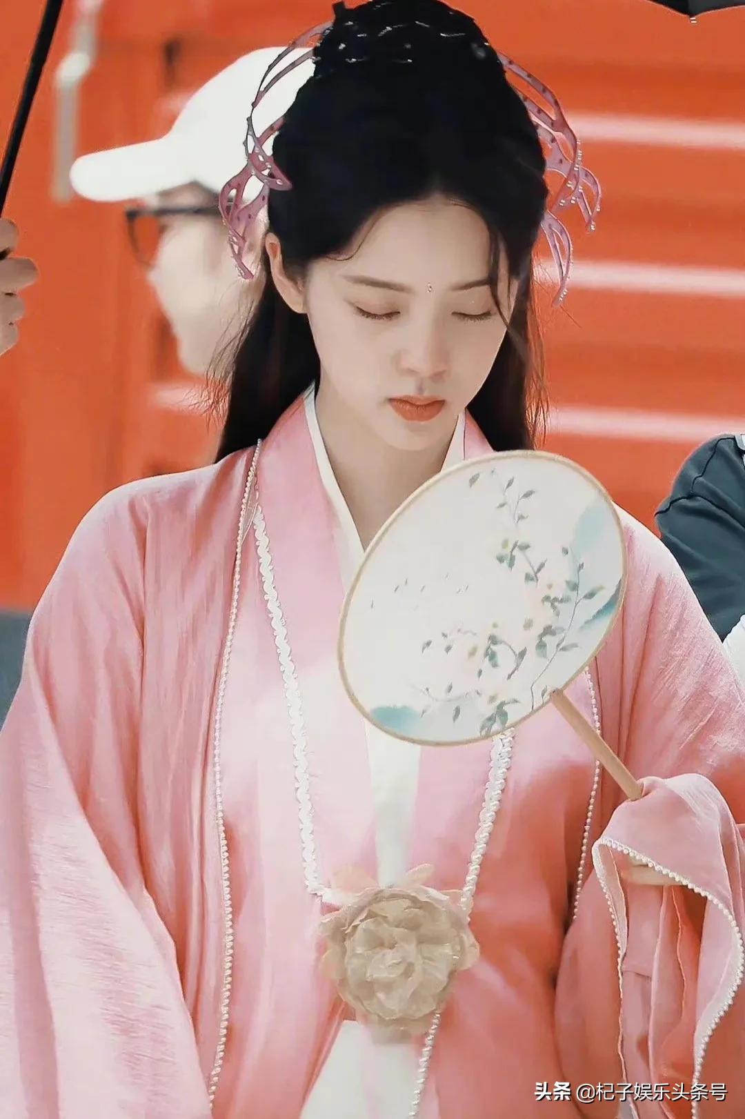 萌探剧照：杨颖cos郭芙蓉，张嘉倪cos佟掌柜，欧阳娜娜cos周芷若