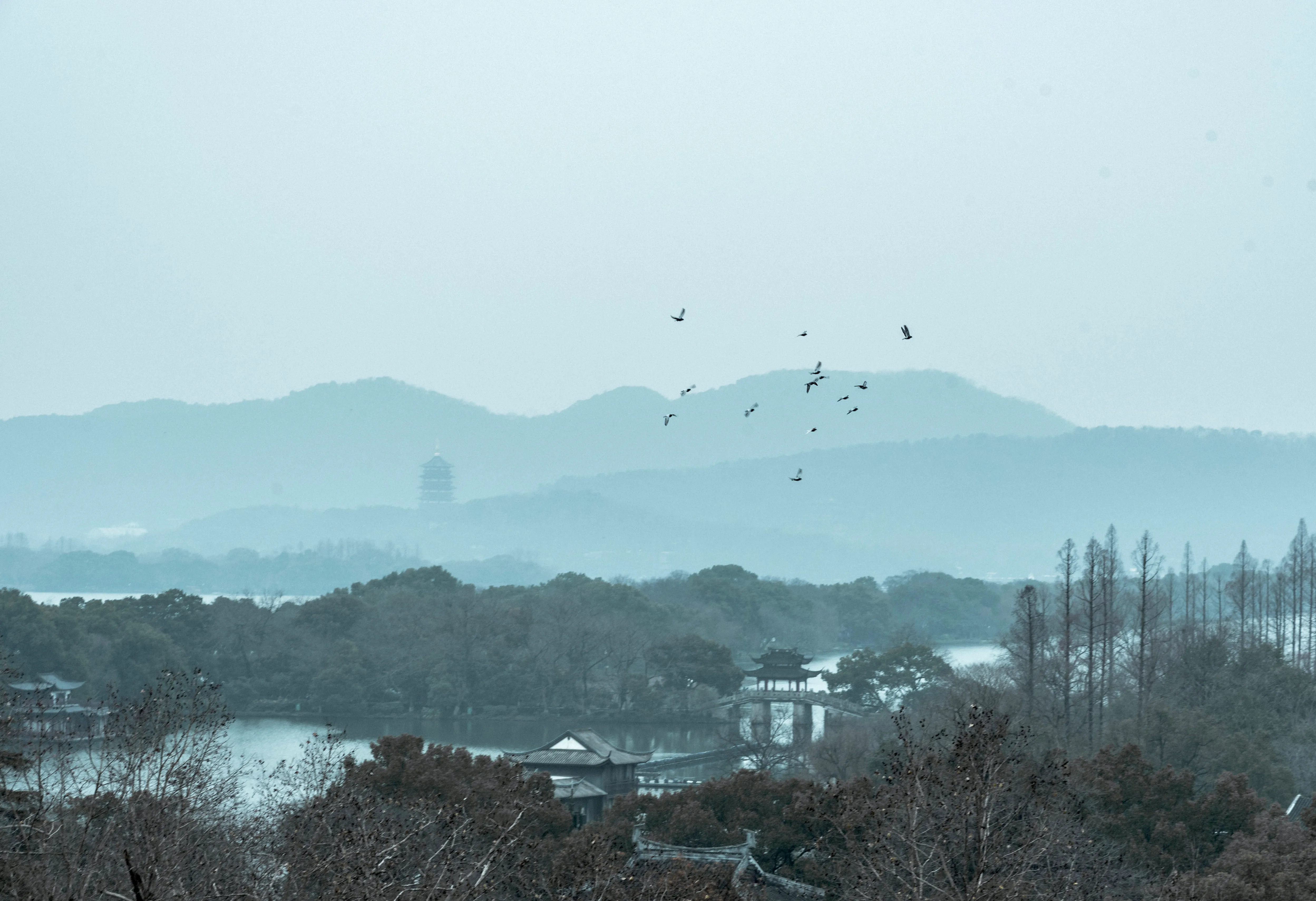 从旅游美学角度鉴赏旅游景点(杭州的心脏，西湖，中华审美典范是如何形成的)