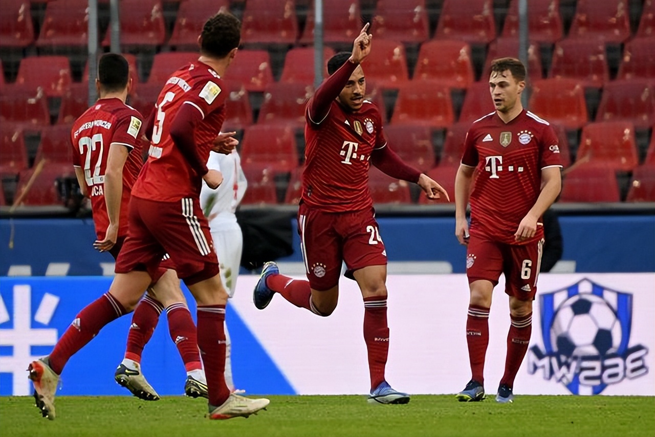 英超怎么这么多人看足球赛啊（为啥都爱看英超？这三场比赛给出答案，世界第一联赛实至名归）-华海博客