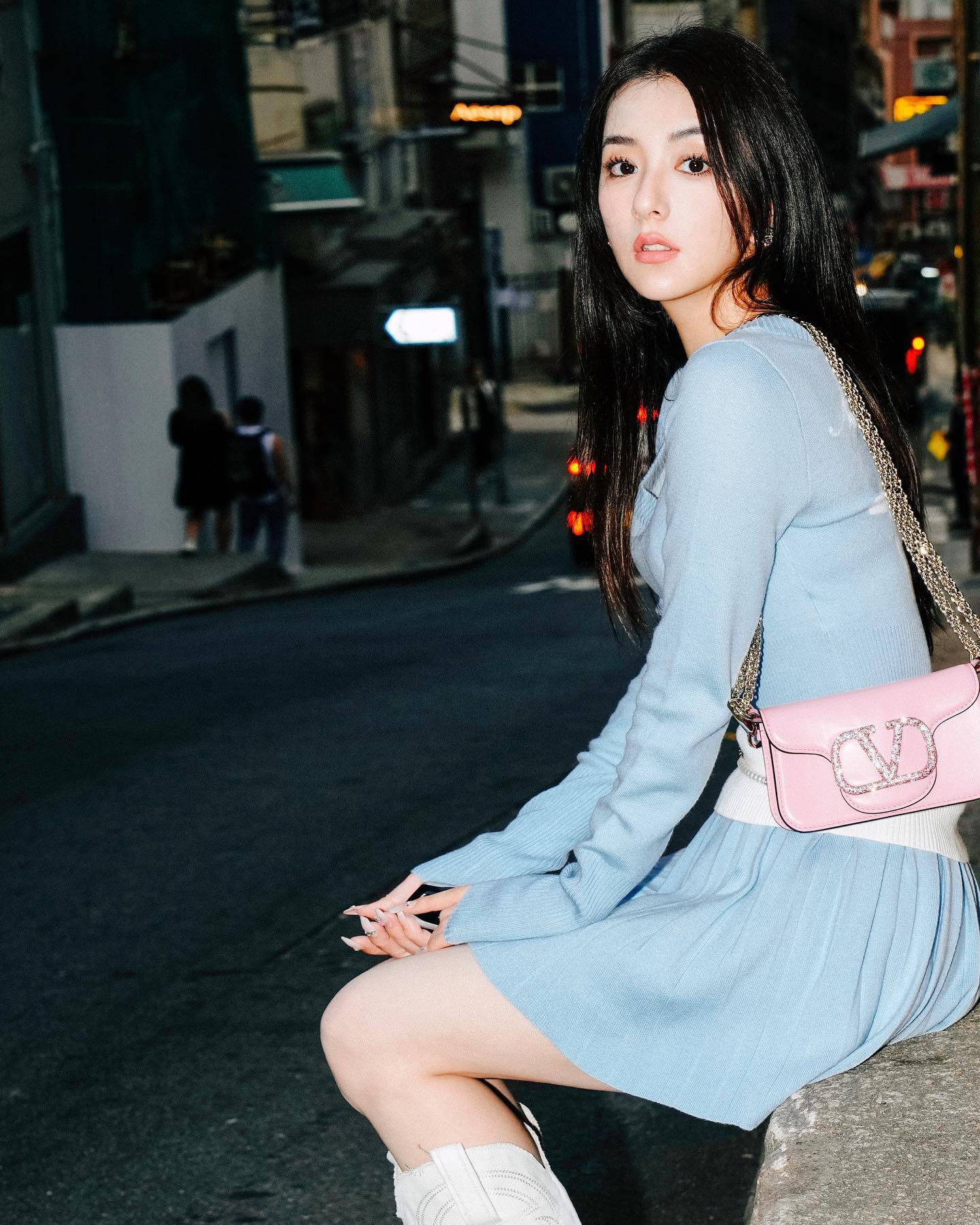 就算是没有出色的搭配,但方媛身材好,尤其是精致的脸蛋让人挑不出任何