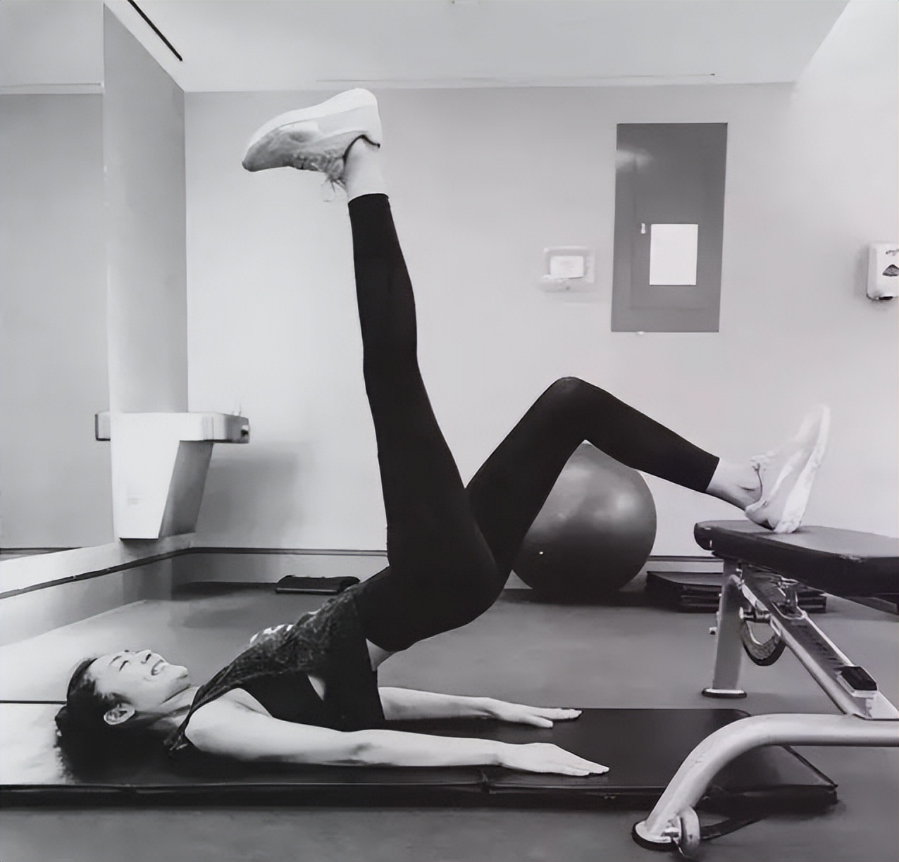 瘦到病态，动脸成瘾，切胃、剪肠齐上阵，内娱的畸形审美真可怕