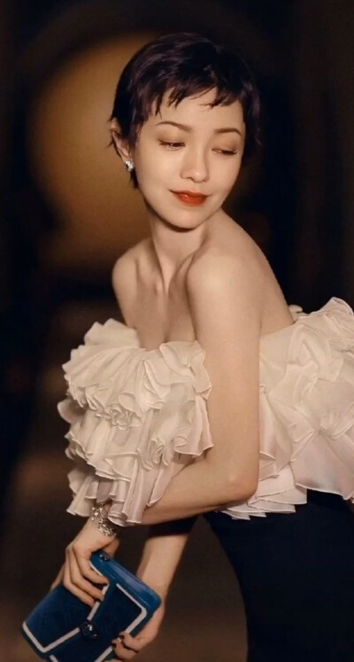 郭采洁一改往日滤镜脸，脸油还开原相机，实力证明真实比颜值重要