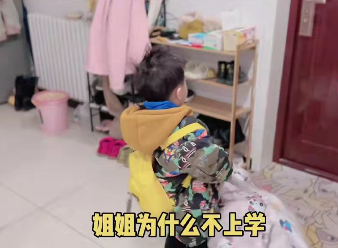 小奇奇不愿去学校报到，这可让许妈犯难了，田静：两个人还没玩够