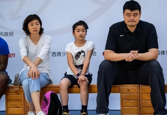 NBA打完了姚明现在干什么(退役11年，被称为“小巨人”的姚明，如今过得咋样)