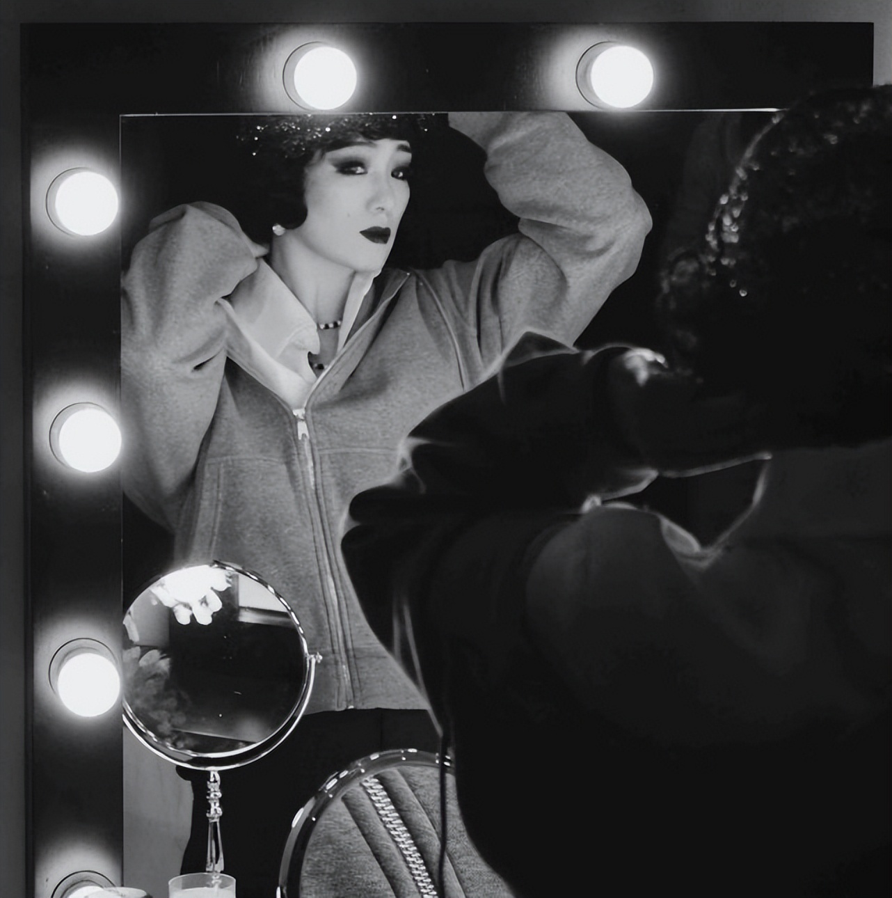 56岁巩俐久违拍广告大片！穿貂裙化身飒气女王，国际范真不容小觑