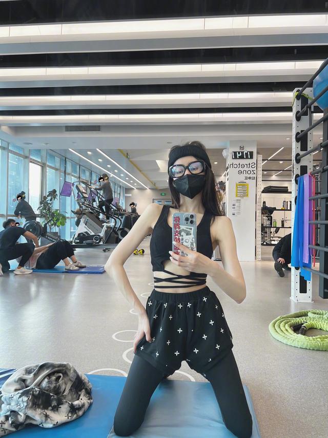 纸片人,排骨胸,行走的"骷髅",这些女星瘦成这样,真不好看啊