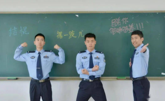 辽宁警察学院学生返校,新学期场面很壮观,评论区已经失控了