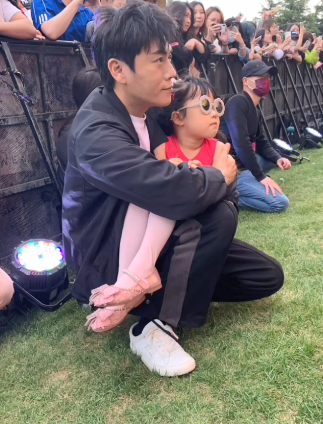 伊能静开心晒女儿送的新年礼物，小米粒紧搂妈妈贴脸合照，超有爱