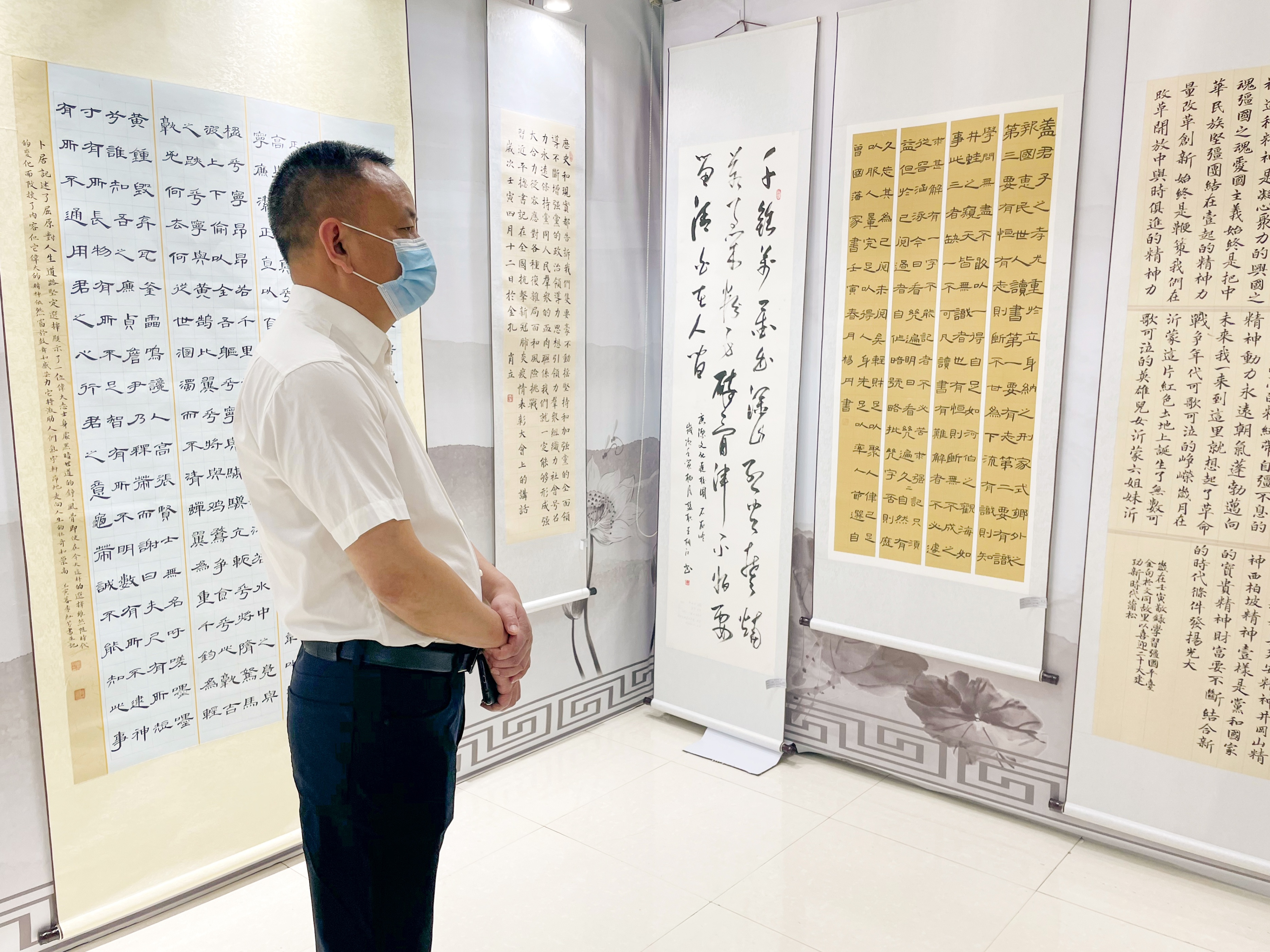 盐亭县中医院组织党员参观“清风满盐亭·廉潮涌万家”廉洁书画展