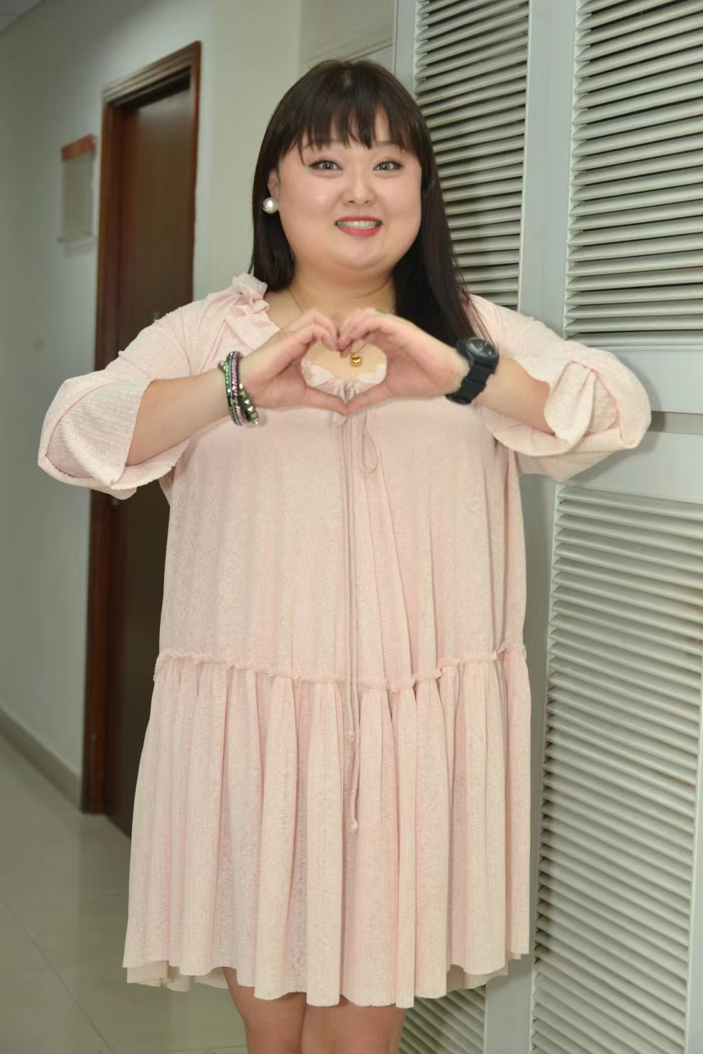 不得不说的是,看得出陈嘉佳还是很希望在感情上有进展,对此我们当然