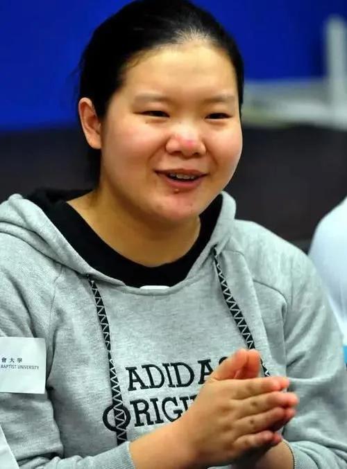 程菲个人资料(体操皇后程菲:25岁退役养伤,因长期服药身体发福,34岁无