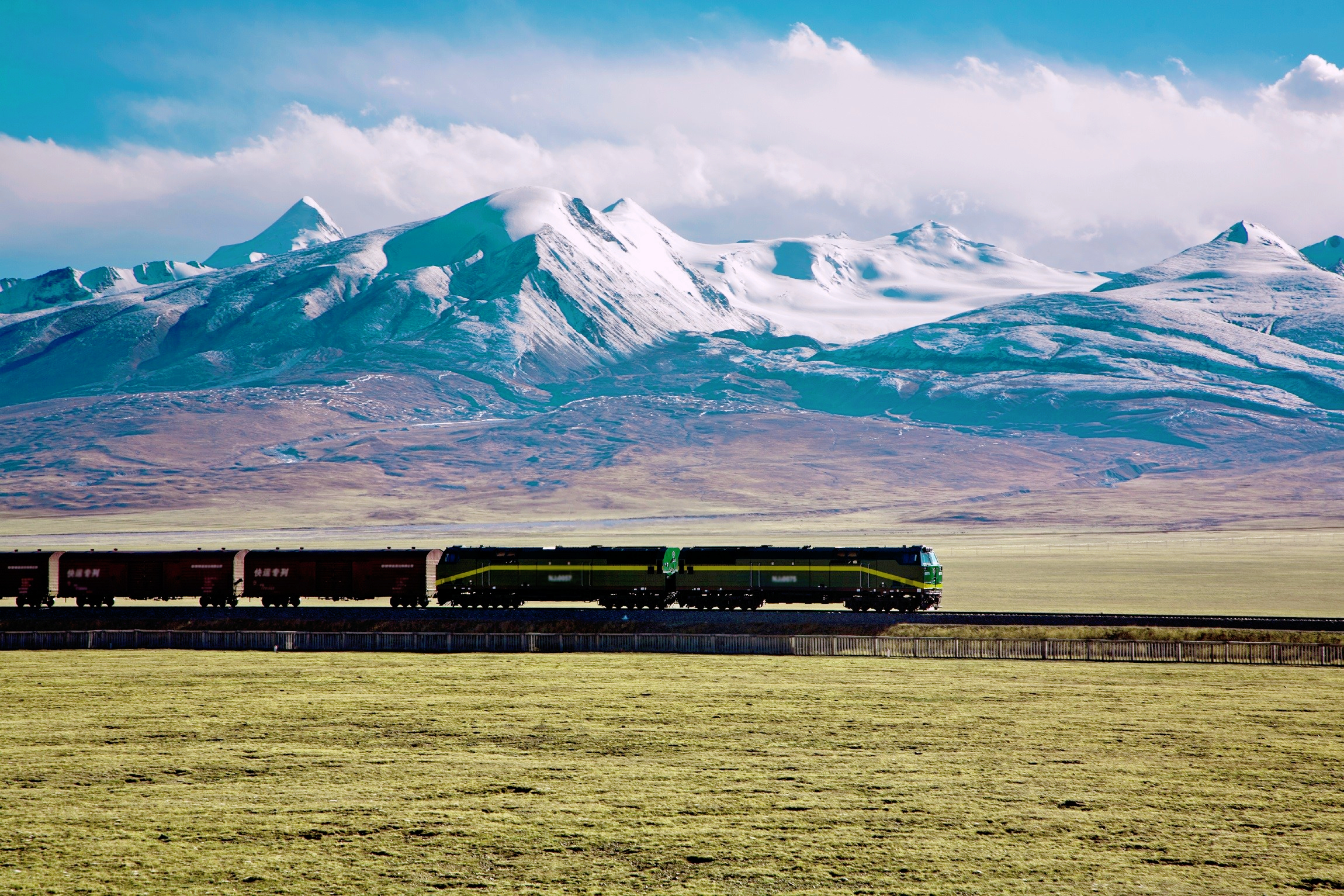 长度破吉尼斯世界纪录的火车,8个车头682节车厢,仅一位司机