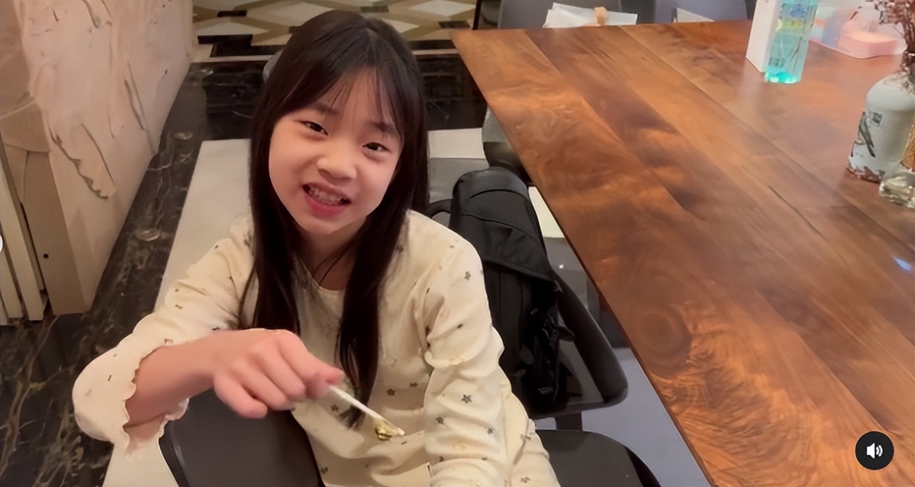 小S为小女儿庆10岁生日，晒母女斗嘴日常太搞笑，许老三颜值逆袭