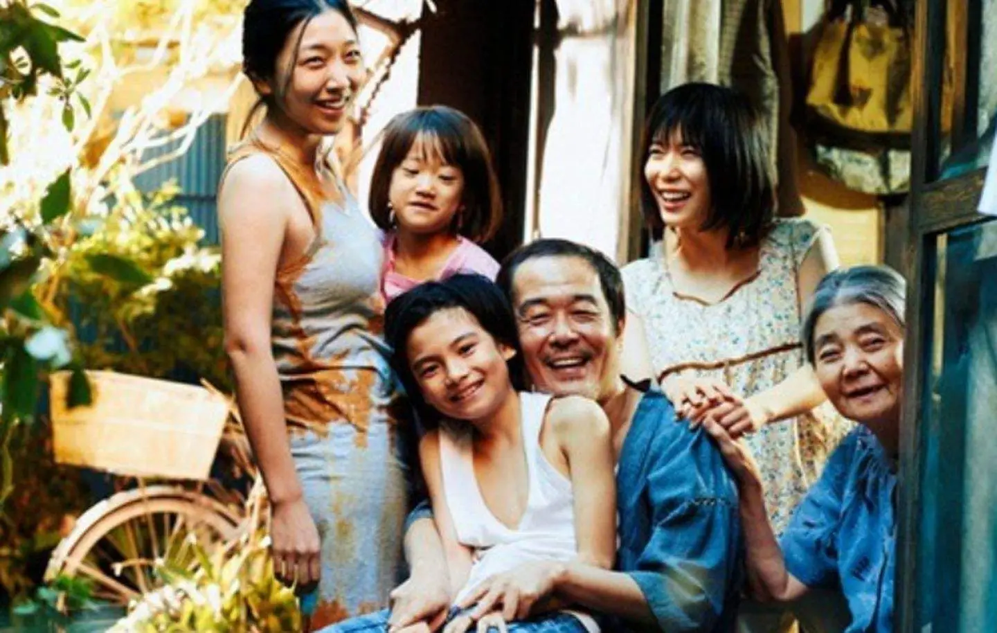 小偷家族：无血缘关系的一家六口，靠偷维持生活，内容温情又肮脏