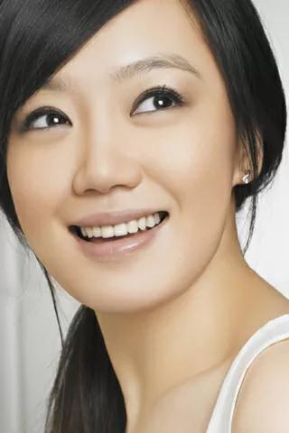 薛佳凝：气质甜美，温婉大方，优雅迷人
