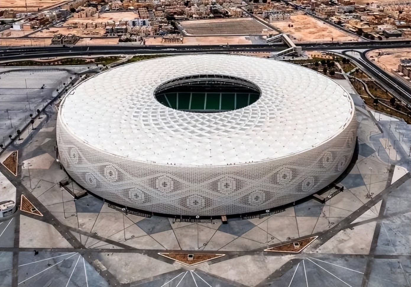 俄罗斯世界杯球场（世界杯上座率造假？4万人球场坐了41721人，看台却有大片空白）