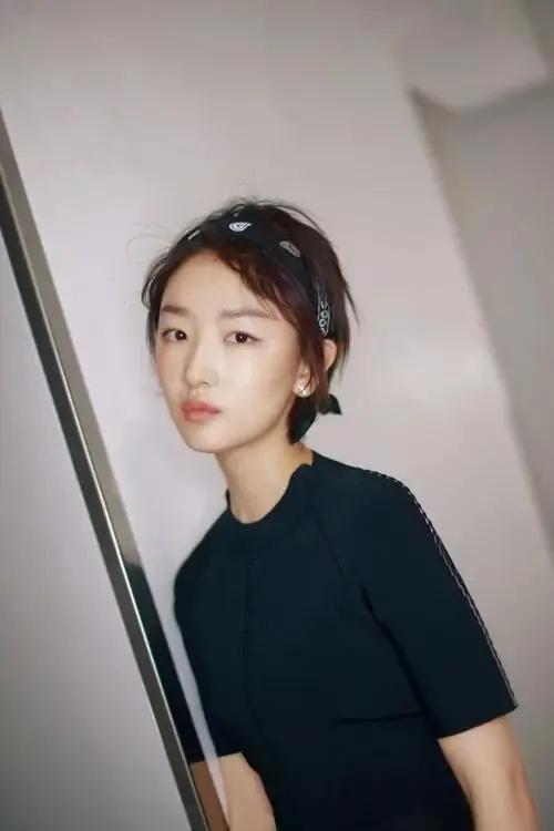 李现发带造型火遍全网 我们看看还有那些女明星也有过同样造型