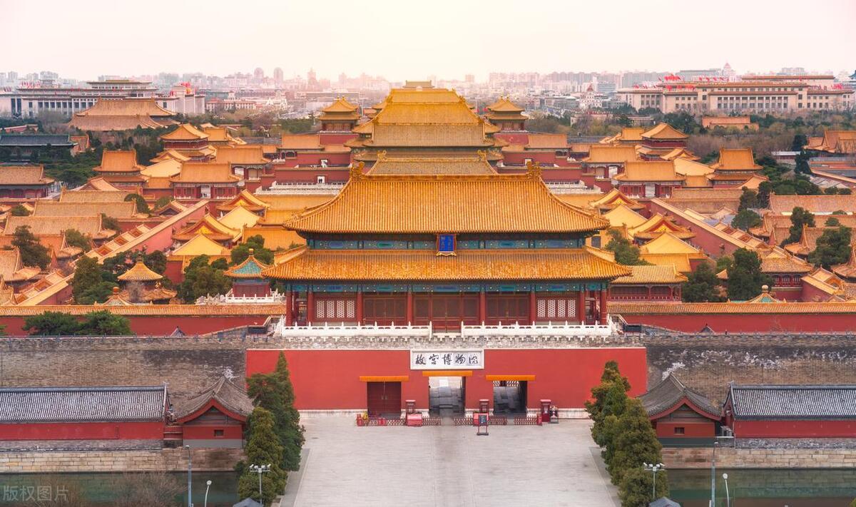 这届网友不太懂事，故宫禁带行李箱进入，网友却说“那年的大奔”