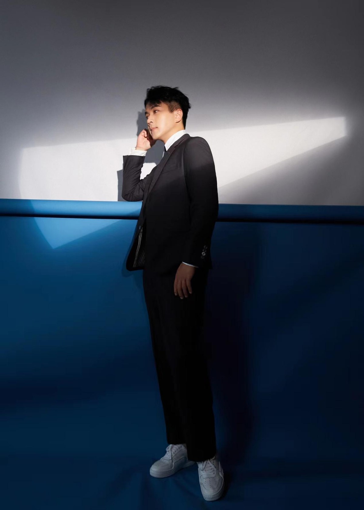 刘恺威的侧颜杀真绝,穿西装笔挺俊朗,看不出是"奔五的大叔"