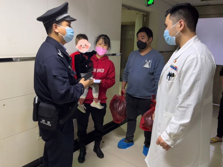 西安航天公安：带娃老人突发急症 民警送医护娃解民忧
