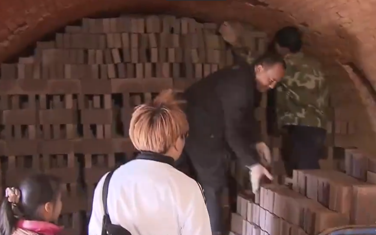 辽宁富家女：每天早饭300块，一双鞋穿三次就扔，喜欢和母亲对打