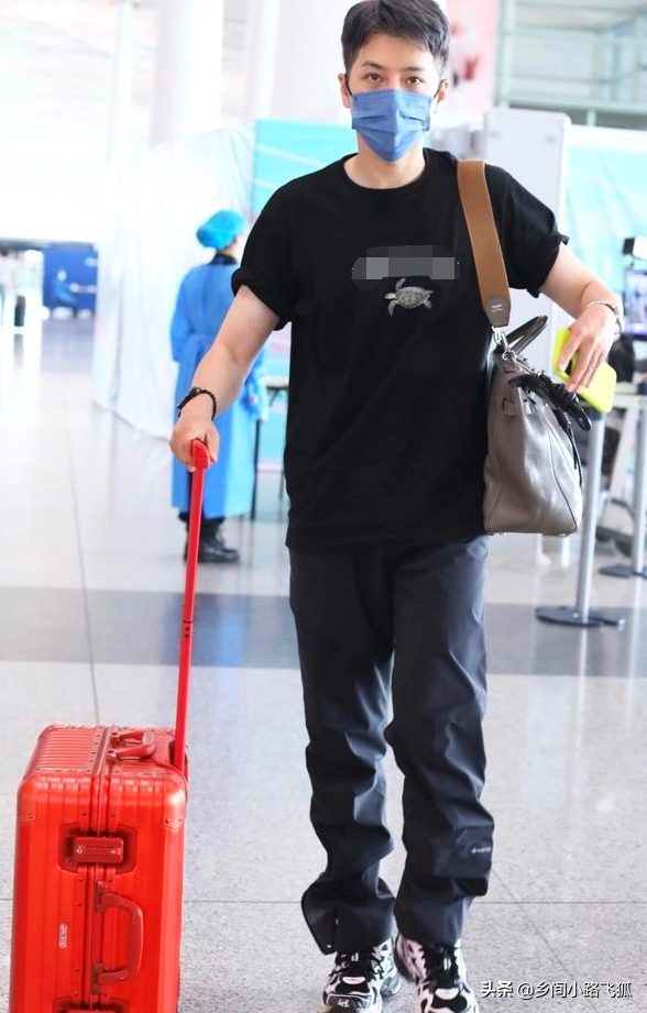 徐海乔低调现身首都机场 穿黑色T恤搭休闲长裤显随性