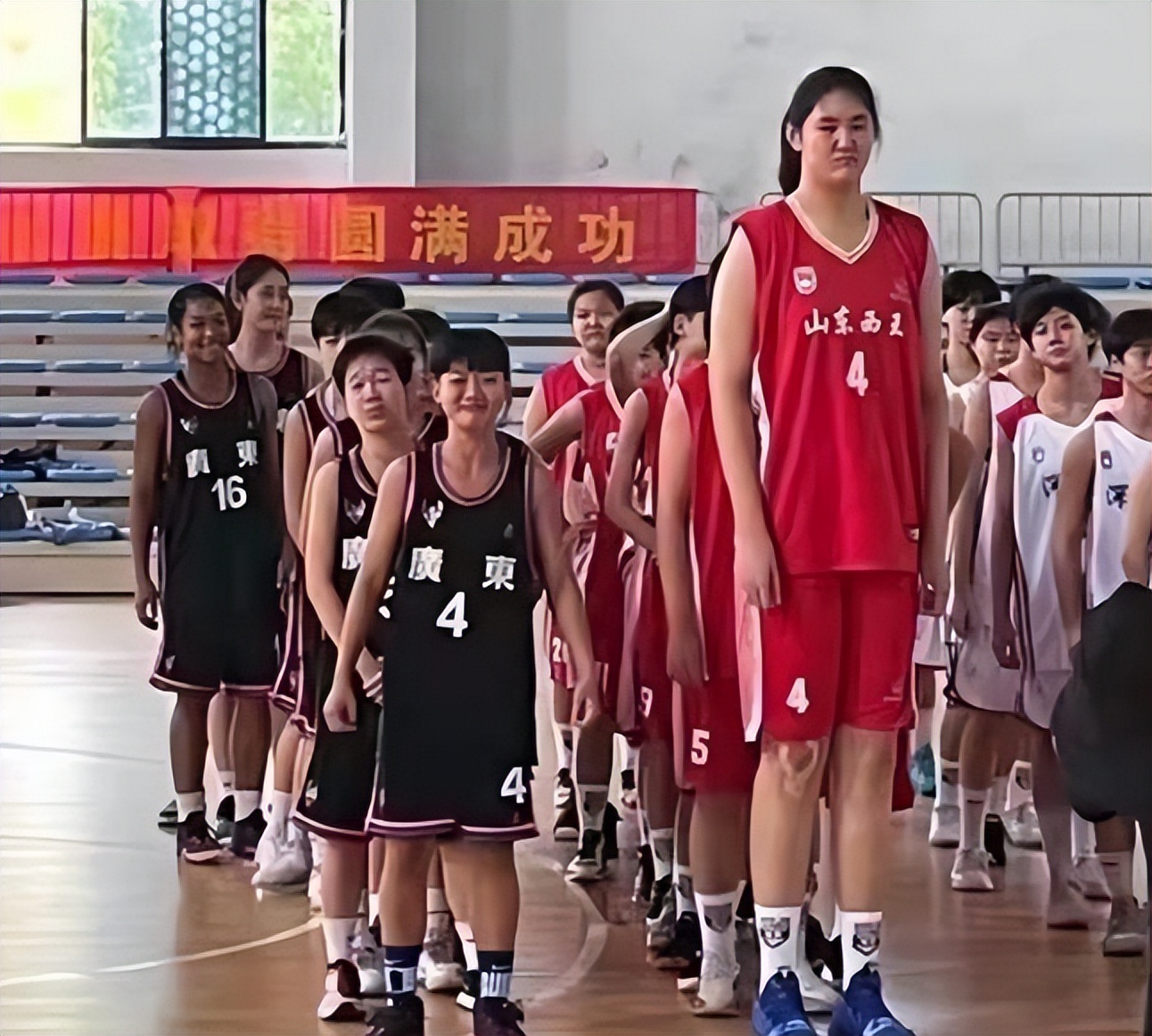 15岁打篮球能打职业吗(15岁，2米26，身高持平姚明！三场轰下80分，她能进中国女篮吗？)