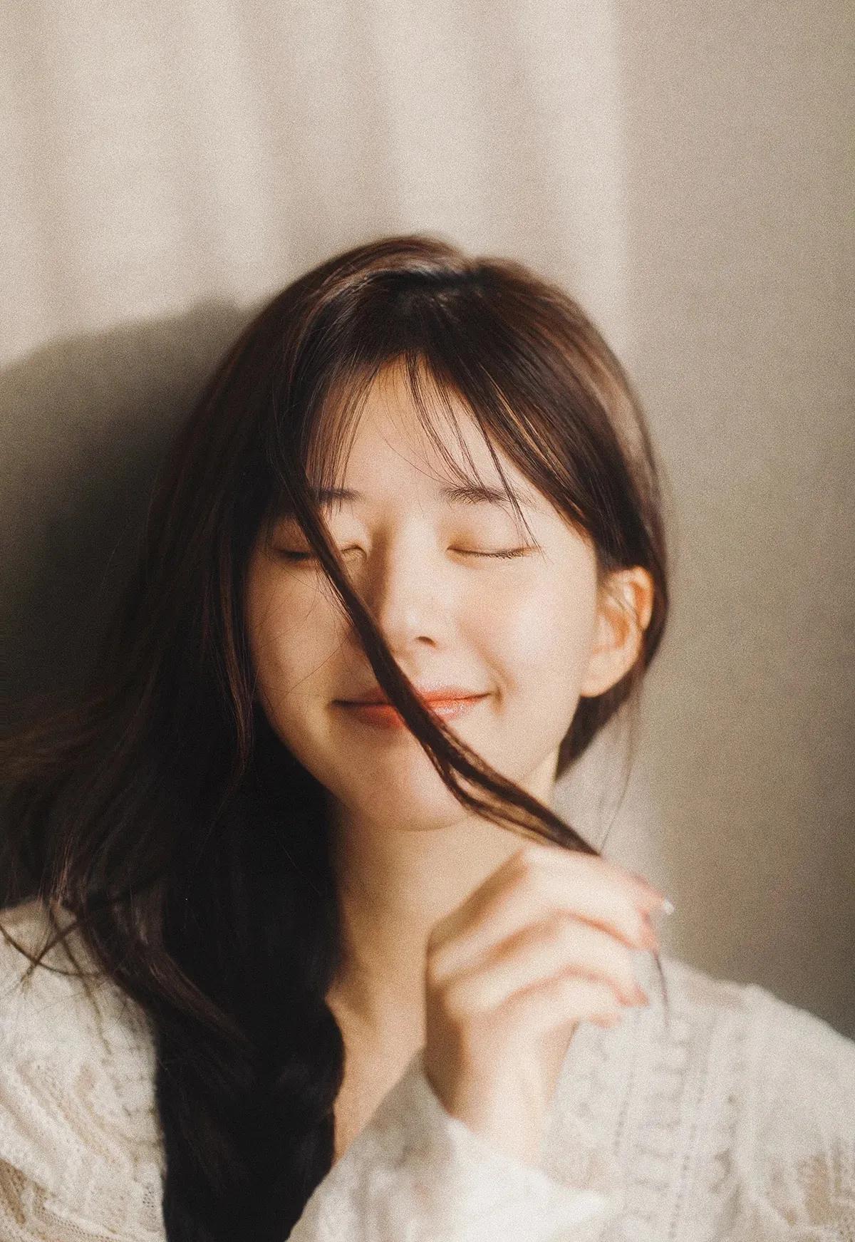 从网红成长为明星，赵露思甜美写真欣赏