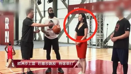 nba女记者美国有哪些(中国美女记者闯NBA身材傲人不输卡戴珊！哈登跟她合影表情不自在)