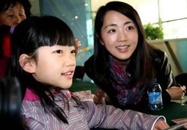 “气象小姐”杨丹：食堂路上捡来一个老公，主持27年无失误