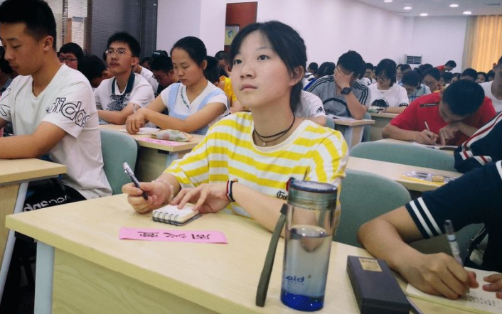 中考后要不要上初升高“銜接班”？班主任這樣說(shuō)，家長(zhǎng)：錢白花了