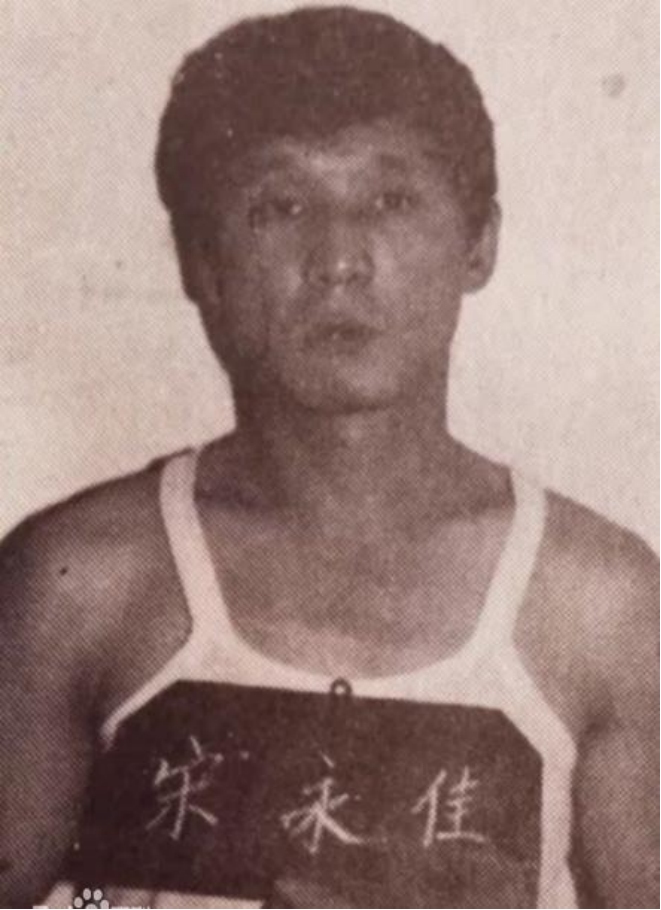 乔四爷("黑龙江黑帮教父"乔四:狠起来自断手指,被捕后妄想拿钱换命)