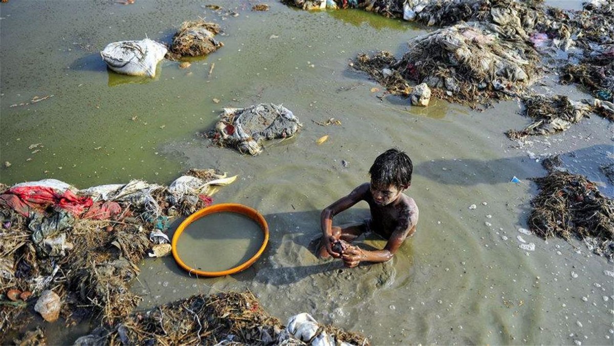 印度的恆河水究竟有多髒？完全超出人類想象，他們居然還拿來賣？