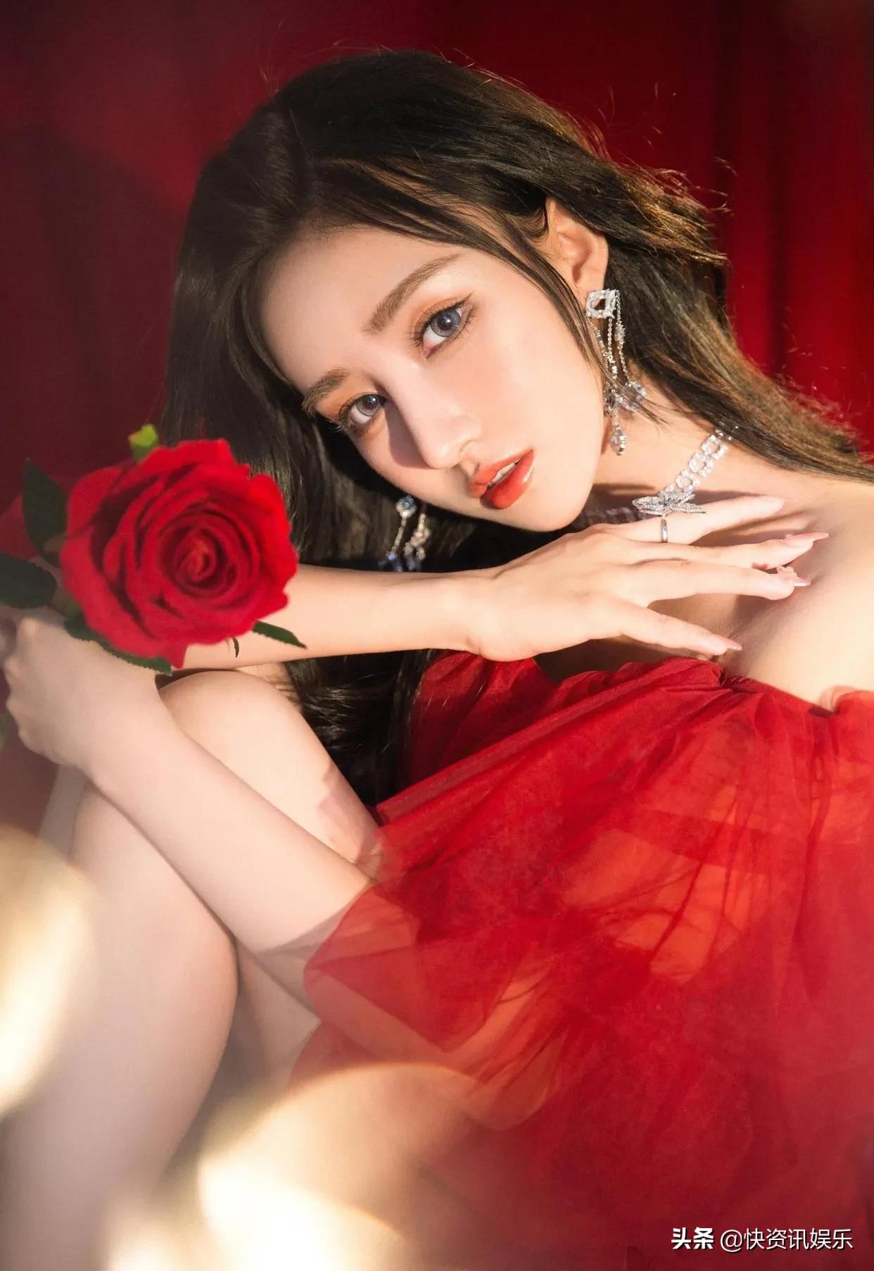 身穿一袭红色纱裙的苏然咯真美